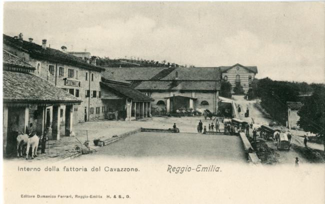 La corte centrale. Si nota in fondo a destra il fabbricato dell'asilo, fine Ottocento