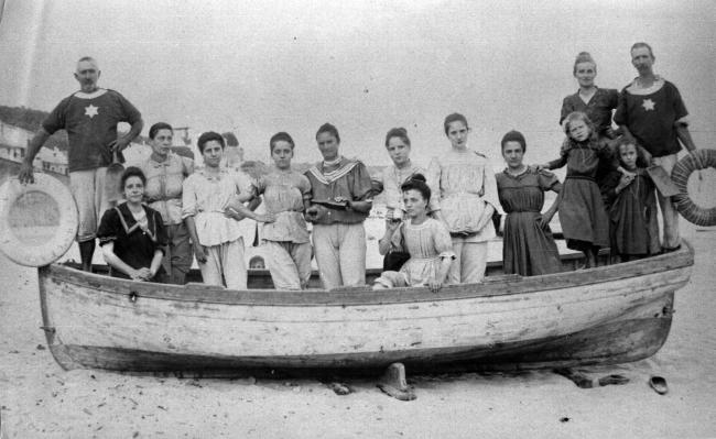 In piedi a sinistra, Francesco Gerolamo primo proprietario dello stabilimento balneare, 1880 