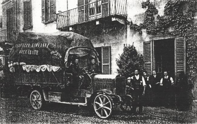 Mezzo aziendale con la scritta "Ditta Luigi Azzoni Lecco", anni Trenta