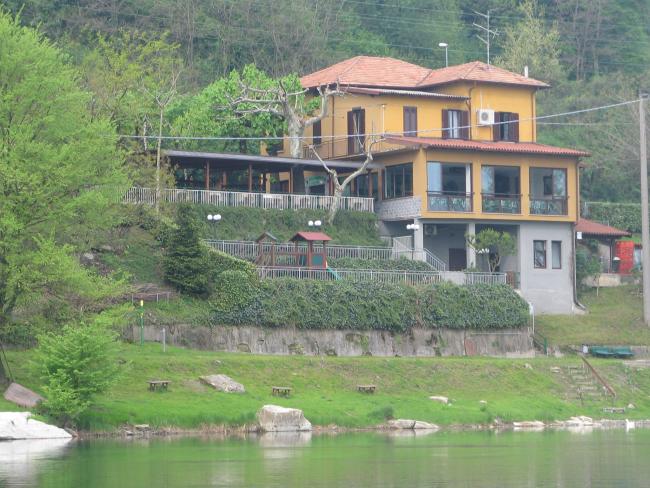 La Trattoria vista dal fiume Adda