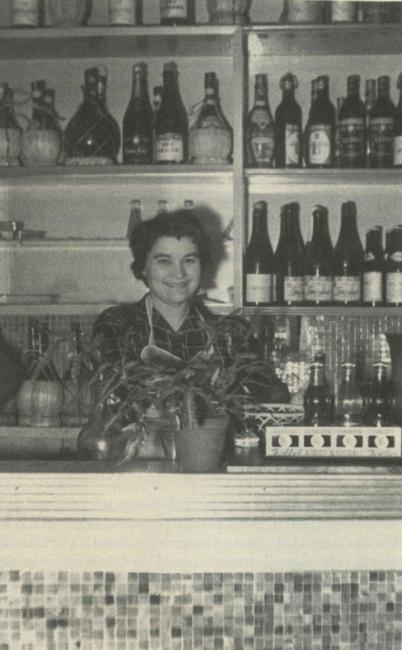 Aldina, figlia minore di Marianna, al bancone della trattoria, anni Cinquanta