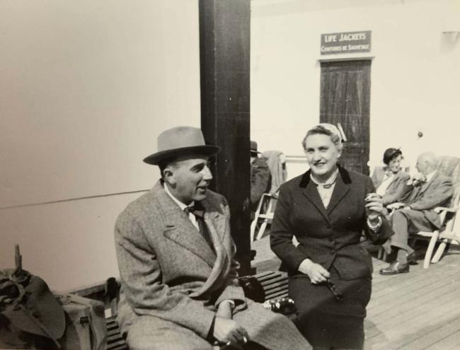 Davide Tonolo, con la moglie Emma, in viaggio per rappresentare l'Italia alla Conferenza Internazionale sull'inquinamento del mare da prodotti petroliferi a Londra, 1954  
