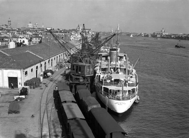 Nave della società Adriatica di Navigazione al punto franco di S. Basilio a Venezia, anni Sessanta  