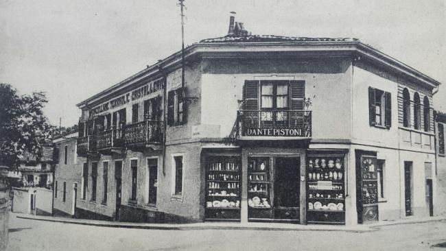 Il negozio rappresentato in una cartolina storica, anni Venti del Novecento