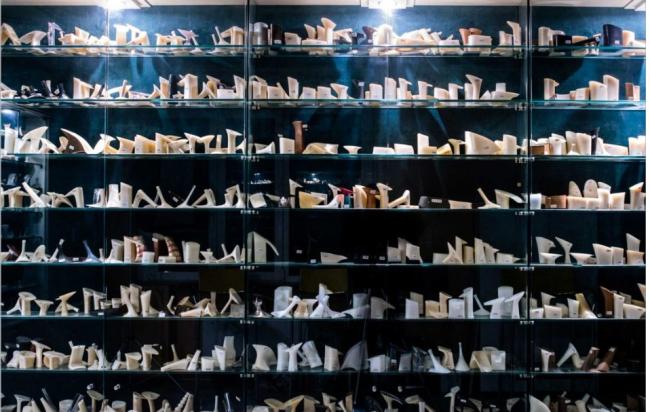 L' archivio sviluppato negli oltre 100 anni di storia dell’azienda, che comprende una vasta tipologia di tacchi, plateau, fondi, zeppe, etc,