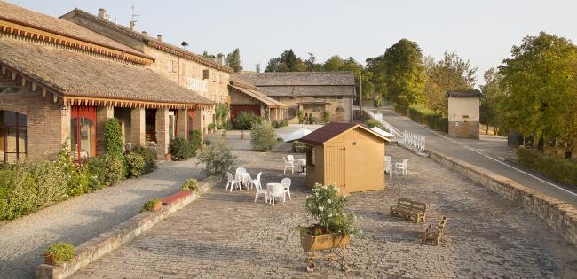 L'esterno della corte agricola si è trasformata in agriturismo, oggi