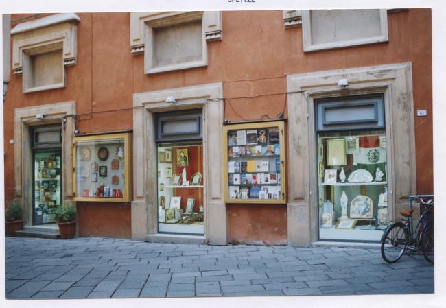 L'esterno del negozio, oggi 
