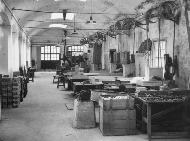 Il reparto falegnameria: un unico motore movimentava tutti i macchinari tramite cinghie di cuoio, anni Venti del Novecento