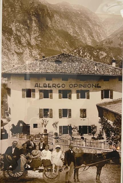 Ritratto di gruppo della famiglia davanti all'albergo, 1901 