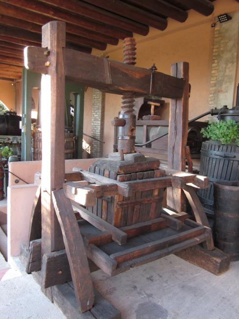 Il torchio del XVIII secolo esposto nel Museo dell'impresa