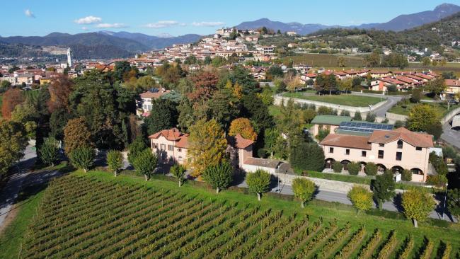 Veduta del borgo medioevale con La Cantina e il Museo