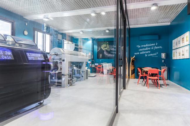 Sulla sinistra le macchine utilizzate nel moderno metodo di estrazione dell'olio, controllate da computer in modo da poter tracciare ogni lotto, 2022