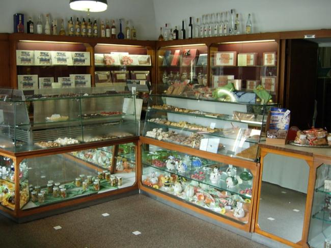 L'interno della pasticceria, oggi