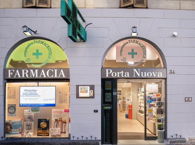 L'ingresso e la vetrina di Via Porta Nuova, oggi