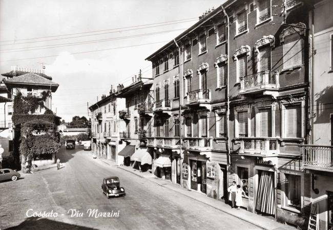 Al riparo dai tendoni chiari il negozio negli anni Trenta