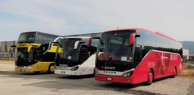 Alcuni mezzi, del parco autobus Baschetti, in sosta presso la sede aziendale