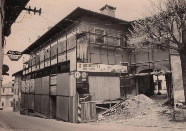 La costruzione danneggiata dal terremoto del 1976