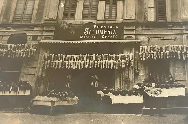 L'esterno del negozio, 1877