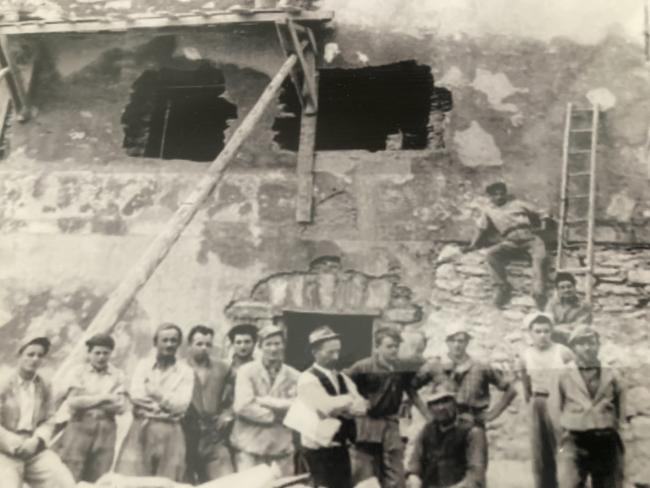 Giuseppe Magnati con i suoi operai ristrutturano la Ca' San Marco, Anni Trenta