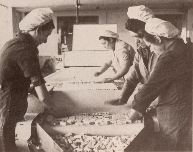 Operaie al lavoro fine linea torroncini, anni Cinquanta