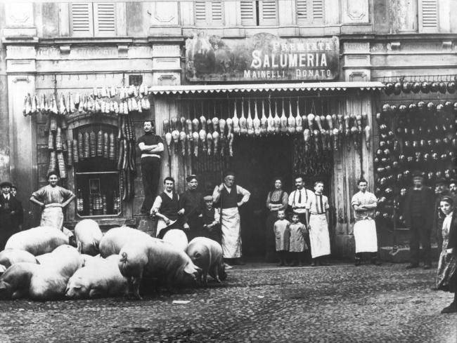 Esterno della salumeria, 1901