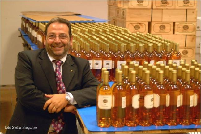 Fausto Maculan con il Torcolato, prodotto tipico di Breganze, 1998
