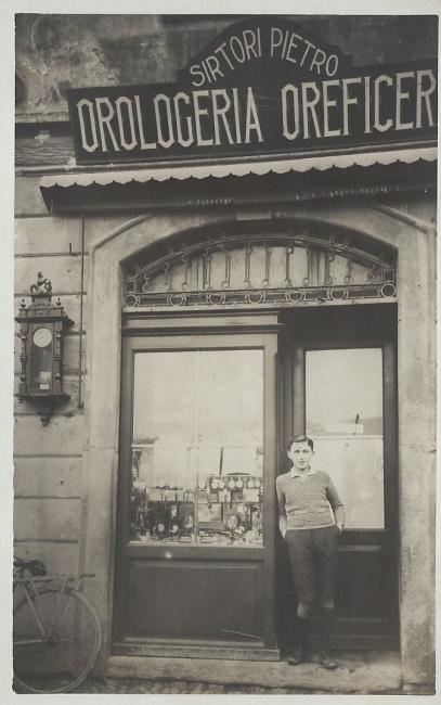 L'esterno dell'esercizio commerciale, sulla porta Saule Sirtori, anni Trenta