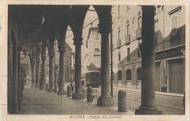 Scorcio delle vetrine dal Portico del Collegio, 1936