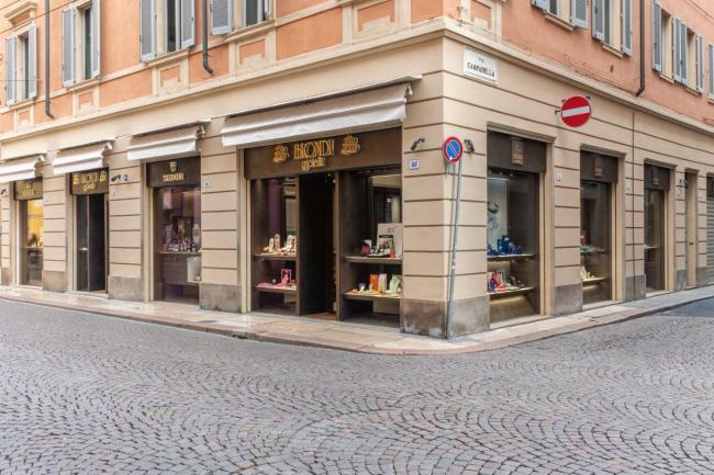 L'esterno della gioielleria, oggi