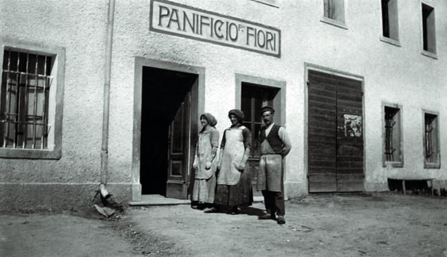 L'esterno del negozio, anni Trenta 