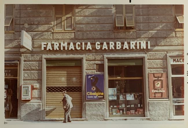 L'esterno della farmacia, oggi