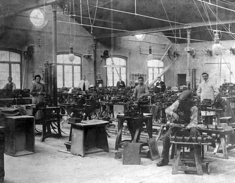 Reparto finitura pettini: notare le due lampade ad arco per l'illuminazione