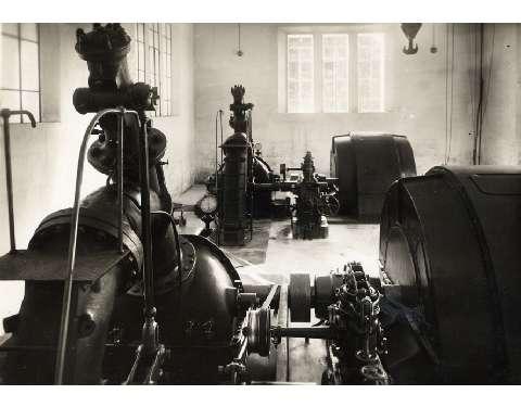 Sala macchine nella centrale elettrica di Bressanone (fine anni trenta)