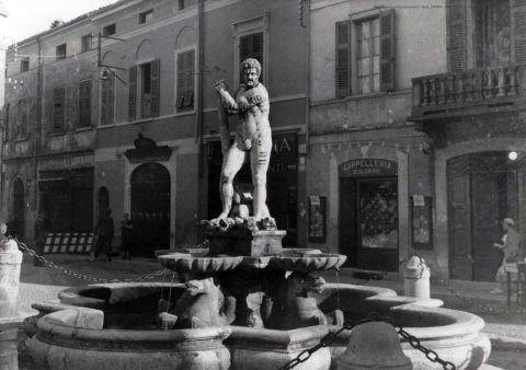 L'esterno del negozio con davanti la fontana di Ercole, fine anni trenta
