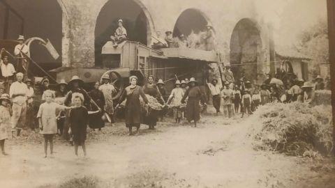 Adolfo Simonini con il figlio Andrea durante la trebbiatura sull’aia della Corte Aldegatta a Pegognaga, anni Quaranta