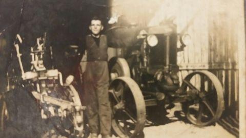 Un giovanissimo Eleno Simonini, padre dell'attuale titolare, davanti al mitico trattore Landini, anni Cinquanta