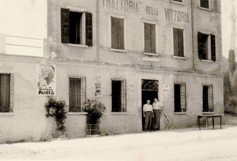 L'esterno della trattoria con l'insegna, anni Cinquanta 