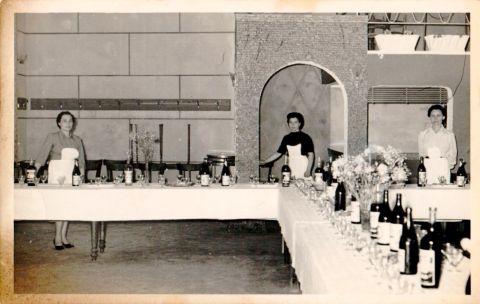 La sala banchetti preparata per un evento, 1957 