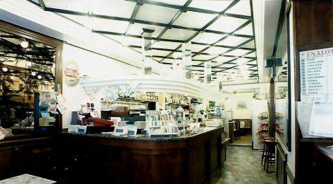 L'interno del bar, oggi