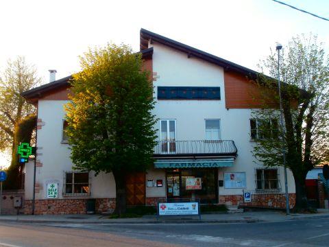 L'esterno della farmacia, oggi