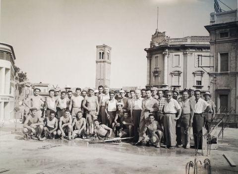 Ritratto di gruppo con operai dell'impresa, 1957. Foto Sbarberi 