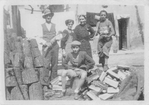 Alfredo Travenzoli (seduto), a destra Bettino Travenzoli con al suo fianco Stella Bellè in Travenzoli, rispettivamente padre, cugino e nonna dell'attuale titolare, insieme a due lavoranti, fine anni Trenta