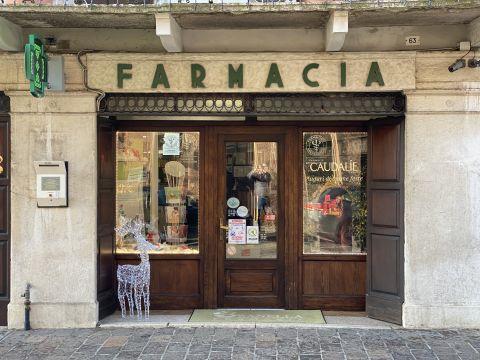 La farmacia oggi. All'interno si trovano molti arredi antichi, tra cui vasi di ceramica, scatole del settecento, mortai, mobili e scaffali 