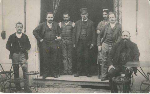 Eugenio Gollini senior (inventore della torta Barozzi e fondatore dell' azienda) al centro davanti alla vetrina della pasticceria insieme ad alcuni amici e clienti