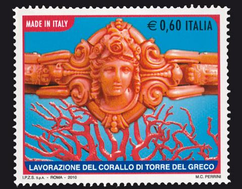Francobollo emesso da Poste Italiane per celebrare i 205 anni della lavorazione del corallo a Torre del Greco. L’immagine è ispirata al bracciale del XIX secolo della collezione privata Antonino De Simone