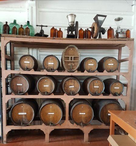 Esposizione delle botti originali del 1874, presenti all’interno della sede attuale