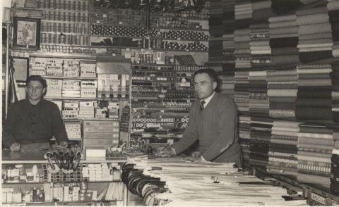 Pasquale Bozzolan con il figlio Bruno all'interno del negozio, 1951 