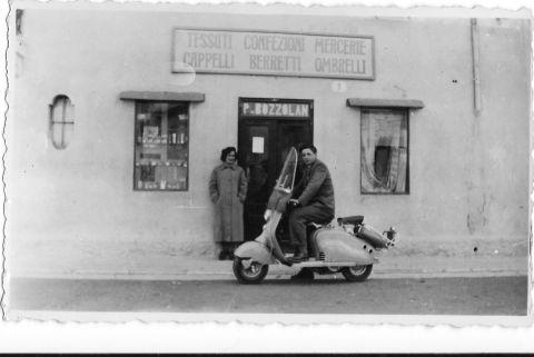 L'esterno del negozio di San Quirino, 1952 