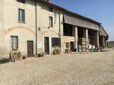 L'esterno del casale
