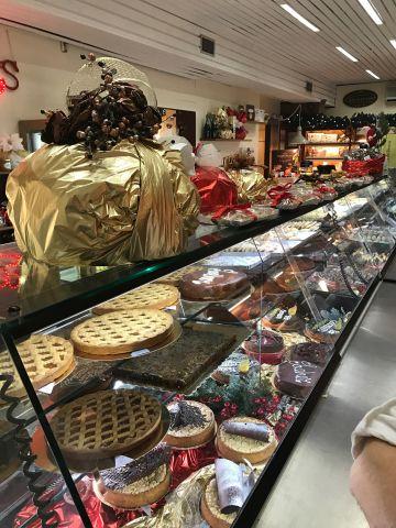 L'interno della pasticceria